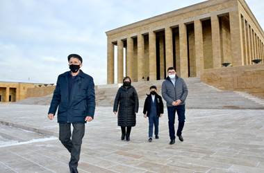 Şehit Olmadan Önce Sn. Bakanımız Hulusi Akar'a "Sözümü Tuttum" Mesajı Gönderen Azerbaycanlı Şehit Üsteğmen Valeh Memiyev'in Ailesi Anıtkabir'i Ziyaret Etti